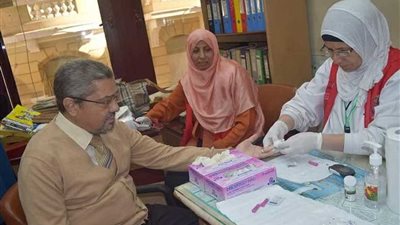 رئيس الغرفة التجارية يجري فحص فيروس (سي) ويشيد بمبادرة الرئيس