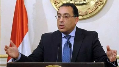 مدبولي يتعرف على منظومة الصرف بالعاشر من رمضان