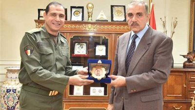 محافظ أسيوط يكرم قائد المؤسسة العسكرية الرياضية لجهوده في تنظيم بطولة الجمهورية للملاكمة.. صور