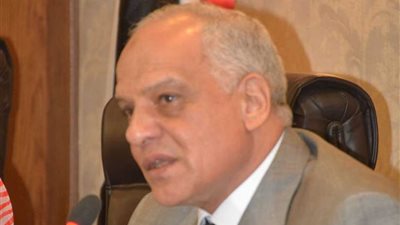 محافظ الجيزة: انتهاء أعمال الكهرباء بالطرق والمحاور