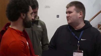 محمد صلاح يدعو مشجعًا كفيفًا لحضور مباراة ليفربول بملعب آنفيلد