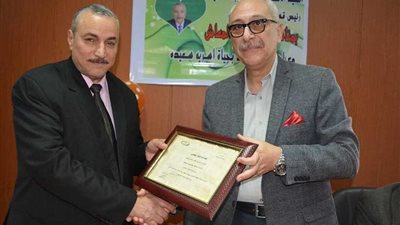 تكريم رئيس قسم إيرادات التأمين الصحي بالغربية