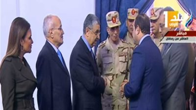 السيسي يناقش الوزراء قبل افتتاحه مشروع الصوب الزراعية (فيديو)