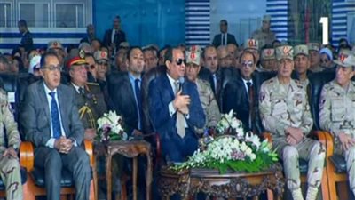 السيسي للمصريين: لازم تكونوا سعداء بالمشروعات القومية (فيديو)