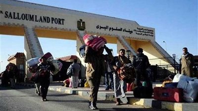 عودة 327 مصريا من ليبيا وعبور 122 شاحنة عبر منفذ السلوم