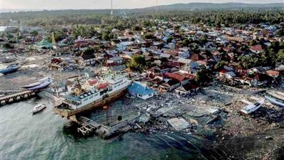 الرئيس الإندونيسي يأمر الوكالات الحكومية بسرعة التعامل مع كارثة تسونامي