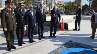 محافظ بورسعيد يحتفل بالعيد القومي بإكليل من الزهور على النصب التذكاري