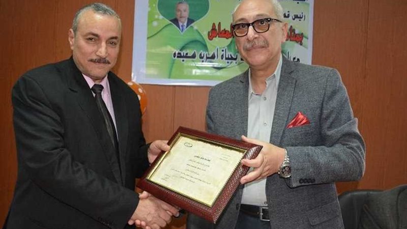 تكريم رئيس قسم إيرادات