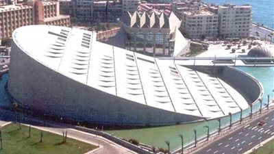 مكتبة الإسكندرية توقع عقد اتفاق مع ورثة حسن كامي للحصول على مكتبته