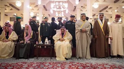 الملك سلمان يؤدي صلاة الميت على الأمير طلال..