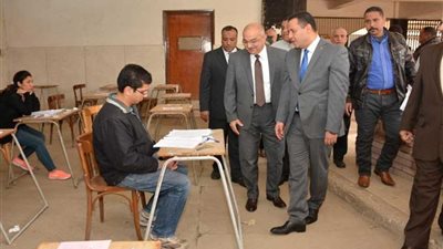 رئيس جامعة أسيوط ونائبه يتفقدان امتحانات كلية التجارة.. صور