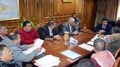 محافظ القليوبية يبحث تعزيز الموارد المالية لمشروعي السرفيس ومرفق النقل الداخلي