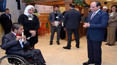 الرئيس يتفقد معرض قصتنا في حرفتنا