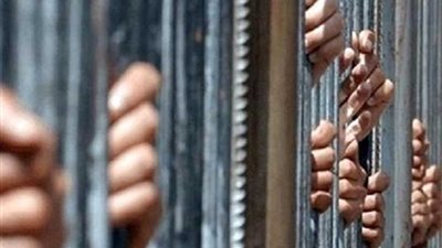 حبس شقيقين استخرجا جثة والدهما ودفنها في منزلهما لرؤية في المنام