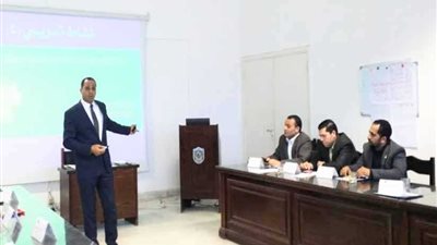 رئيس جامعة دمنهور يحاضر بدورة إدارة الفريق البحثي