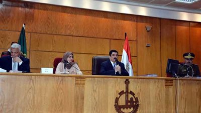 12 قرارًا وتوجيهات للأجهزة التنفيذية بالقليوبية