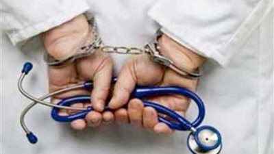 ضبط طبيب مزيف يعالج المرضى داخل عيادات في بني سويف