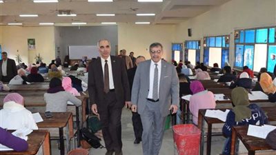 رئيس جامعة بنها يتابع الامتحانات بكليتي الآداب والتجارة