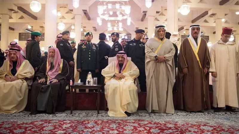 الملك سلمان يؤدي