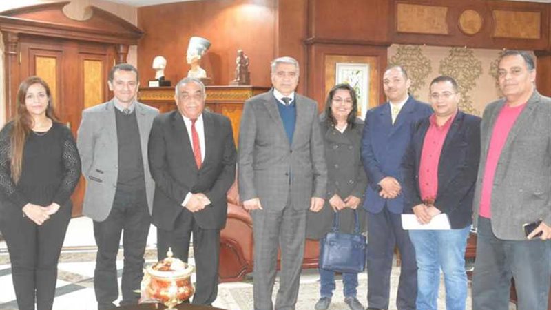 محافظ المنيا يبحث