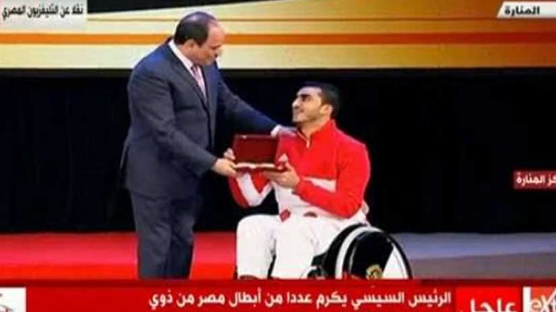 السيسي يكرم بطل العالم