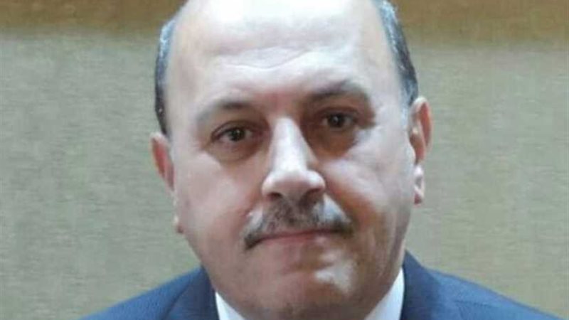 عامل وصديقاه يتعديان