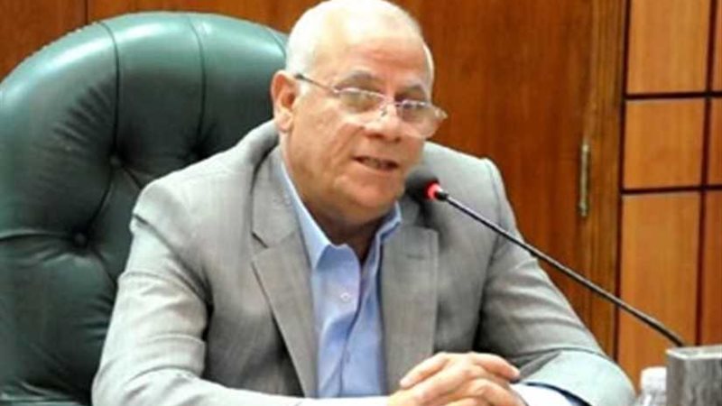 محافظ بورسعيد يشيد