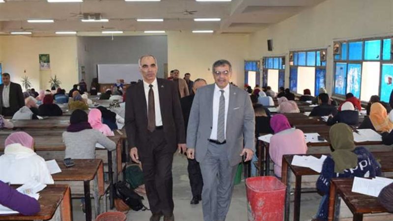 رئيس جامعة بنها يتابع