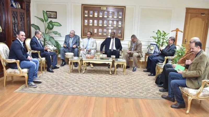 محافظ أسيوط يستقبل