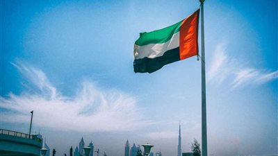 صحيفة إماراتية تشيد بقرار استئناف عمل سفارة بلادها في دمشق
