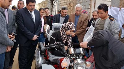 محافظ القليوبية يسلم دراجة بخارية لطالبة ثانوي تعاني من بتر بإحدى ساقيها.. 