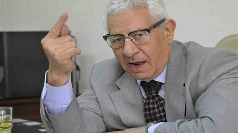 مكرم محمد أحمد يتلقى