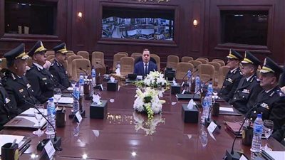 وزير الداخلية يجتمع مع القيادات الأمنية ويشدد على زيادة الضربات الاستباقية ضدالإرهاب (صور)