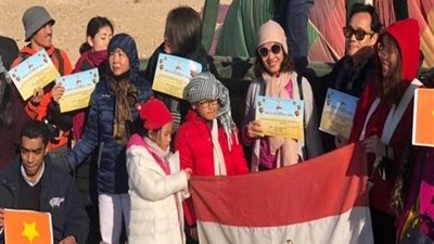 سياح من فيتنام يرفعون علم بلادهم في رحلة بالون طائر بالأقصر