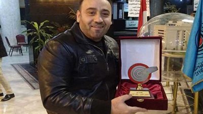 عبدالمحسن سلامة يهدي درع النقابة للفنان مجد القاسم