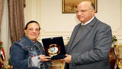 محافظ القاهرة يكرم بطلة العالم فى السباحة لذوى القدرات