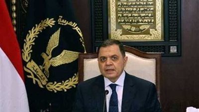 وزير الداخلية يوجه بإهداء طفل حقيبة رياضية كاملة