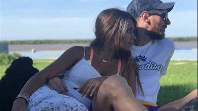 ليونيل ميسي يمتص أشعة الشمس مع زوجته وأطفاله بالأرجنتين