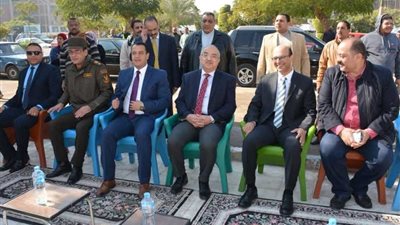 رئيس جامعة أسيوط ونائبيه يفتتحون أول جدارية.. صور