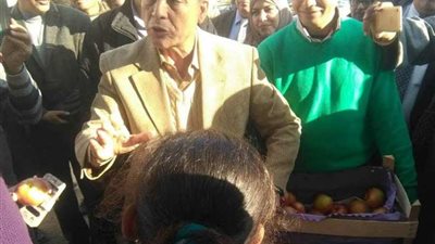 محافظ المنوفية يعتذر لأطفال الشهداء ويوزع عليهم 