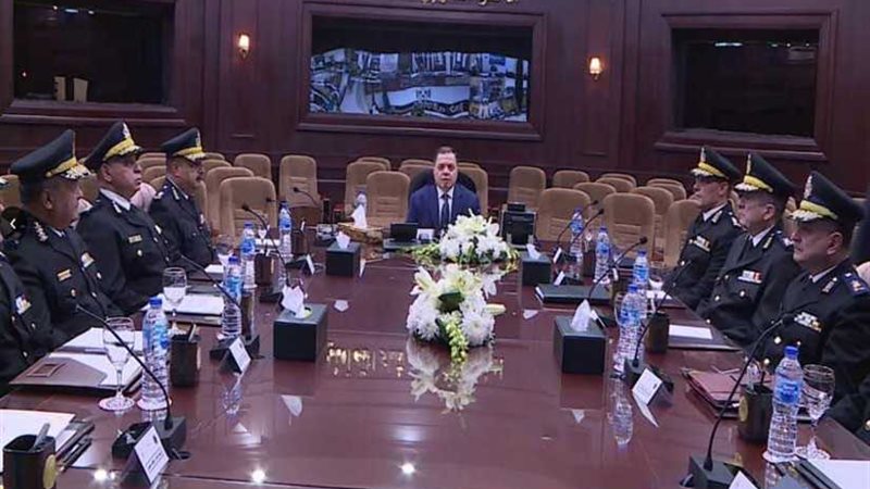 وزير الداخلية يجتمع