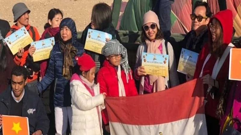 سياح من فيتنام يرفعون