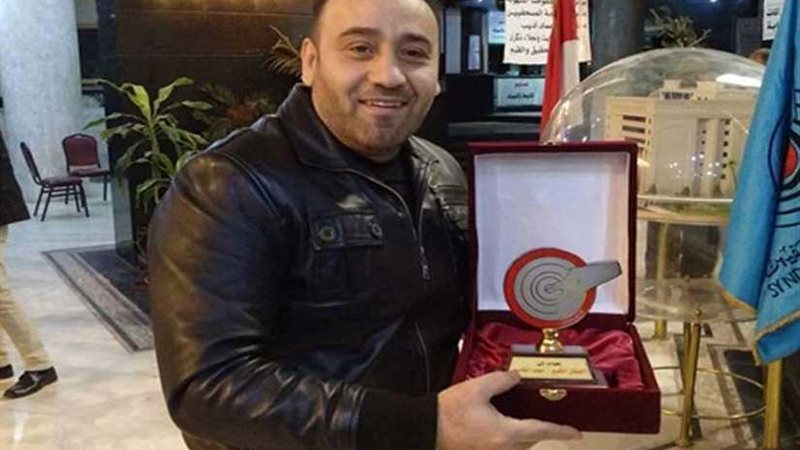 عبدالمحسن سلامة يهدي