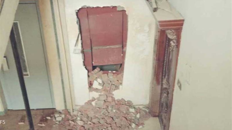 شق حائط لإنقاذ شاب