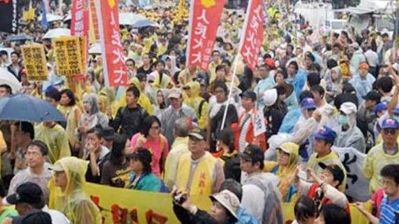 متظاهرون يقتحمون