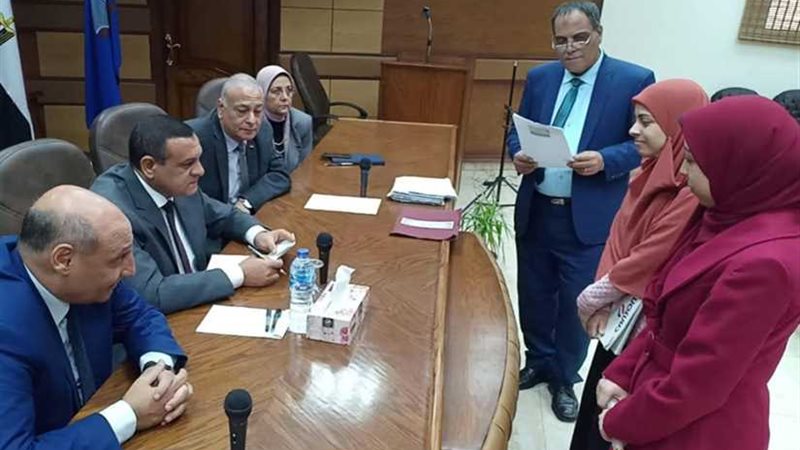 محافظ البحيرة يلتقي