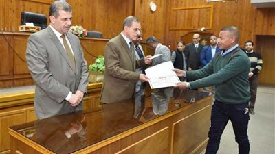 تكريم 6 من رجال التموين والطالبة 