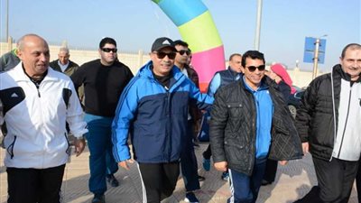 وزيرا الطيران والشباب والرياضة يقودان فريقي مباراة كرة قدم بنادي إيروسبورت