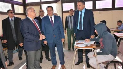 رئيس جامعة أسيوط يتفقد امتحانات الفصل الأول.. صور