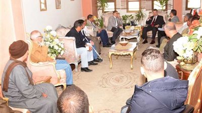 محافظ بني سويف يلتقي أهالي سمسطا المتبرعين بقطع أراض لتنفيذ مشروعات خدمية